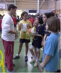 Foto escolares en clase de educaci&oacute;n f&iacute;sica