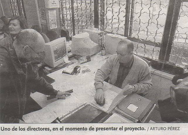 Imagen con un funcionario compulsando los documentos del proyecto