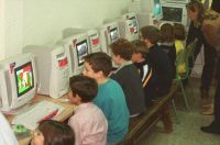 Foto escolares en una aula de inform&aacute;tica