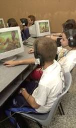 Foto de escolares en un aula de inform&aacute;tica