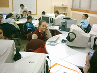 Foto de escolares en aula de informática